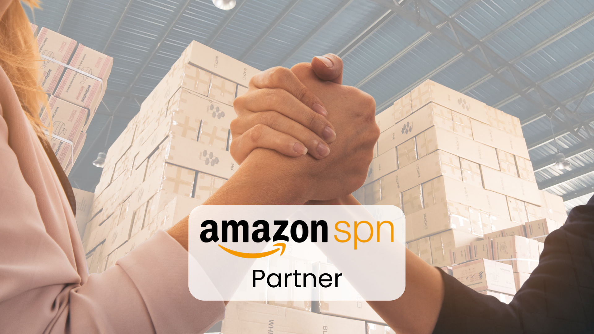Dve ruky spojené v pevnom stisku na pozadí skladu plného kartónov, v popredí nápis Amazon SPN Partner