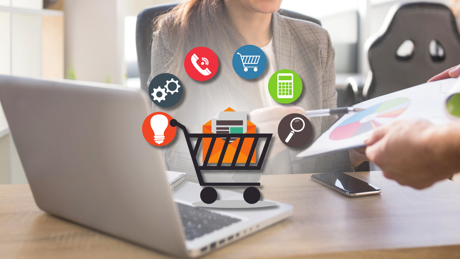 Žena pri notebooku preberá so spolubesedníkom koláčový graf, nad stolom ikony e-commerce – nábor E-commerce Managera
