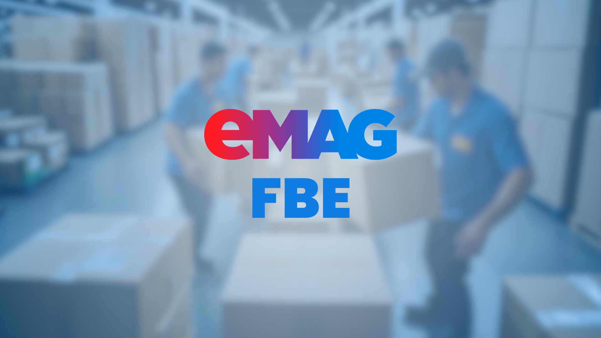 Logo eMAG FBE na pozadí rozmazaného skladu, v ktorom pracovníci v modrých tričkách prenášajú krabice