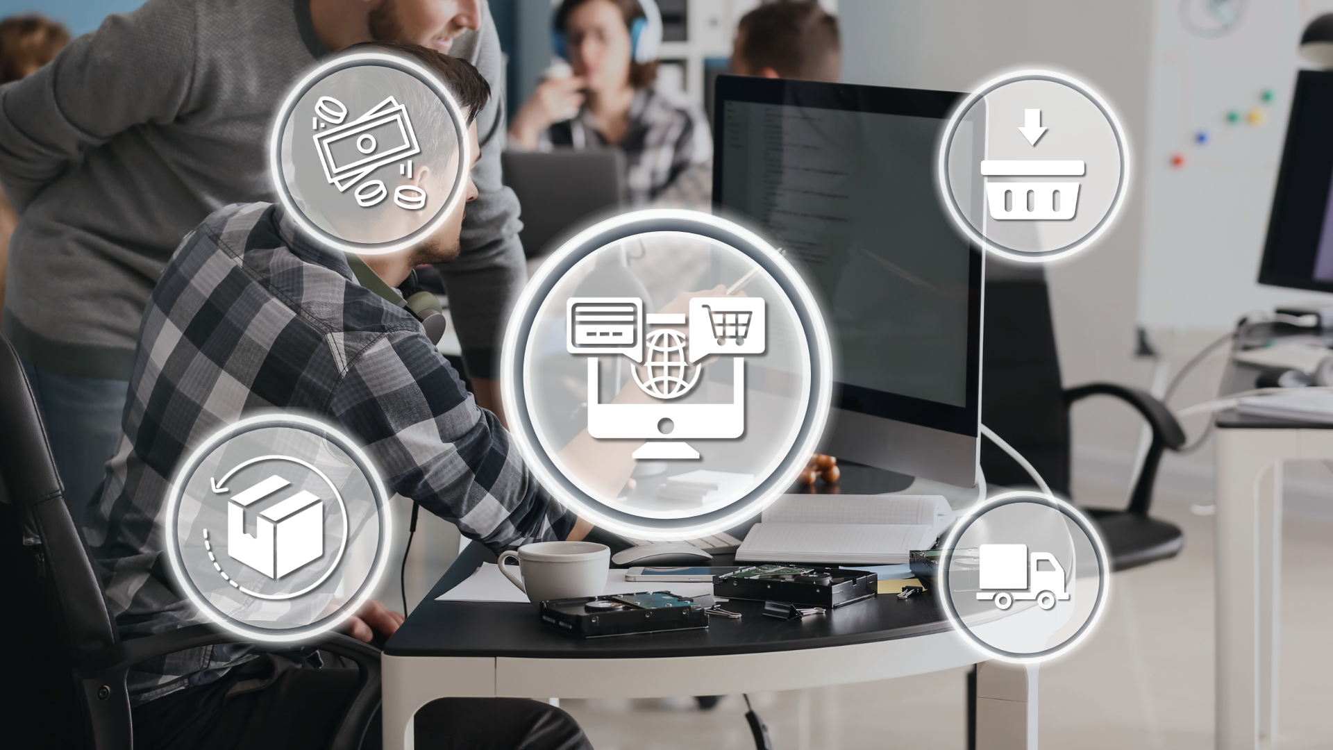 Pracovníci pri počítači v kancelárii, okolo ikony platieb, košíka, vrátenia tovaru a doručenia – úlohy e-commerce špecialistu