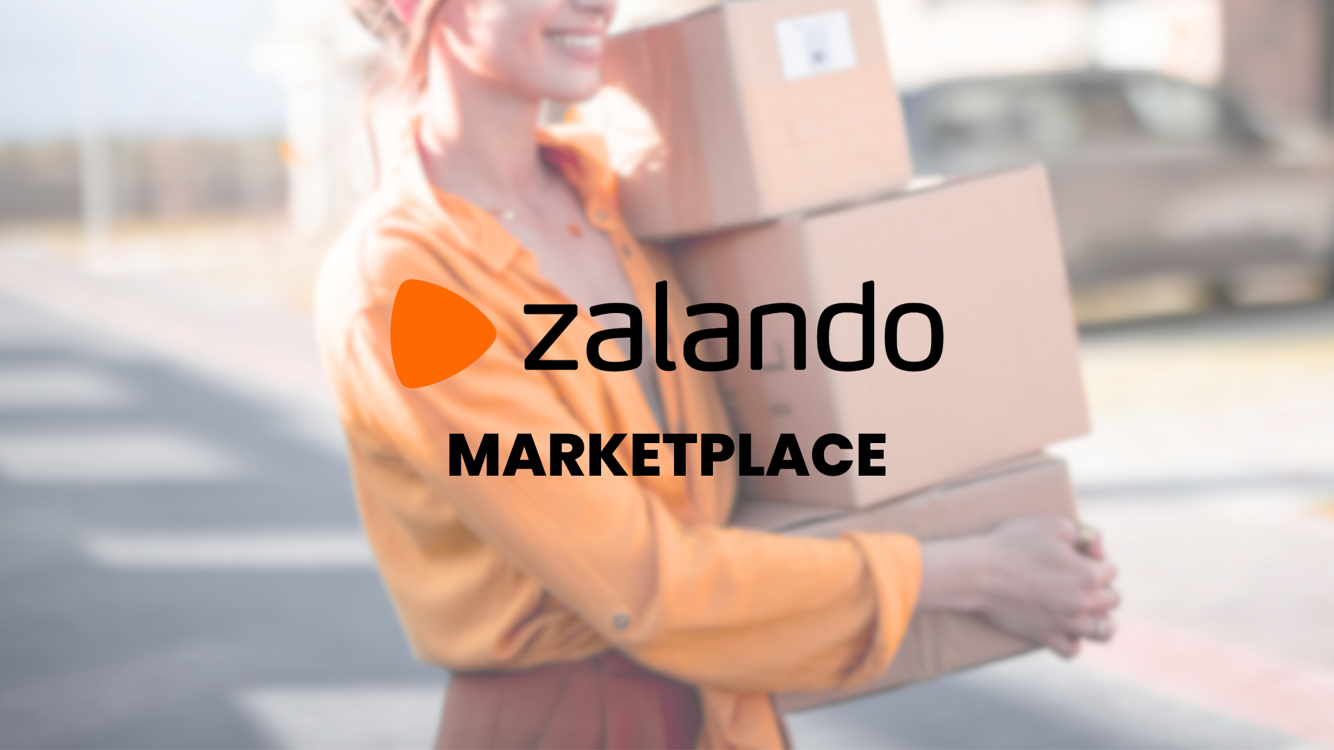 Usmiata žena v oranžovej košeli nesie tri kartónové balíky, na snímke logo Zalando Marketplace