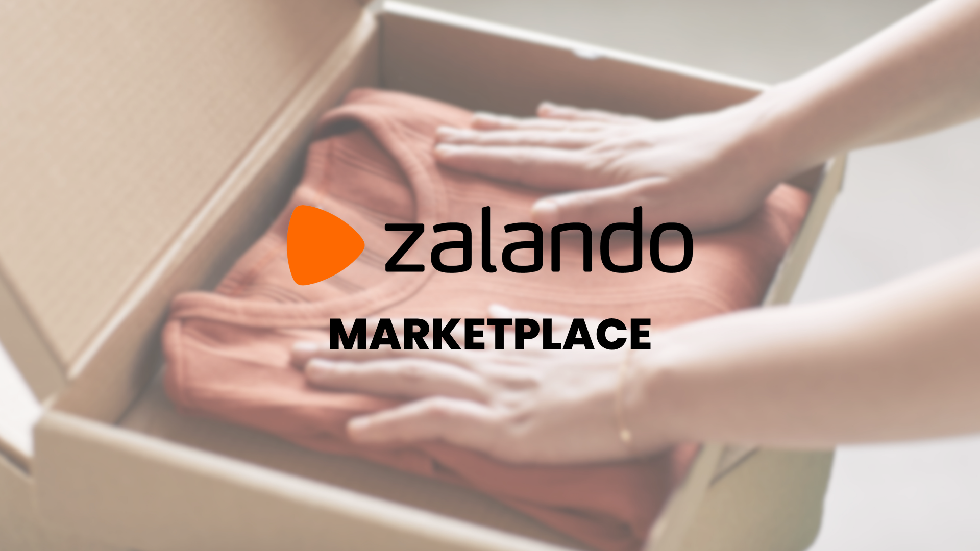 Ruky ukladajú zložený sveter do kartónovej prepravnej škatule, na snímke logo Zalando Marketplace