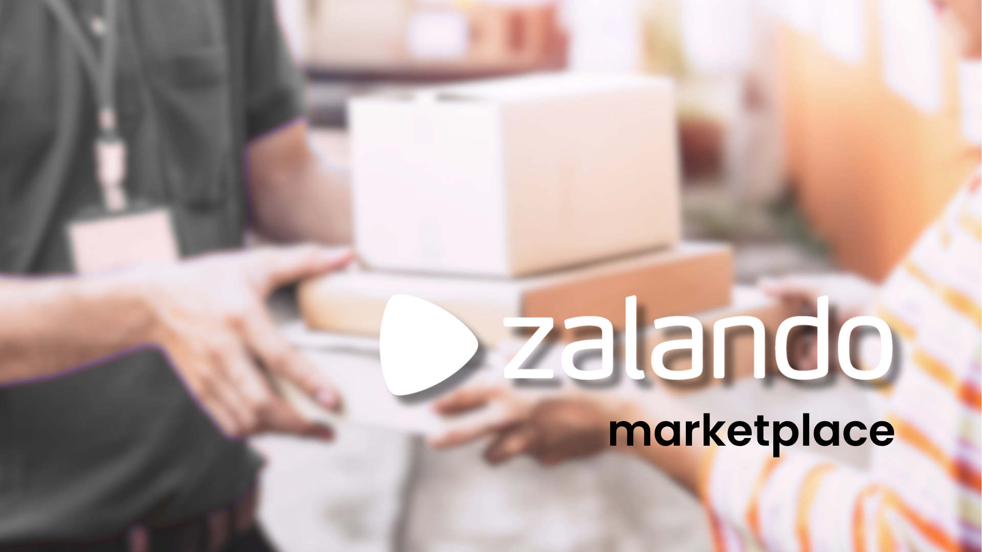 Kuriér s menovkou odovzdáva príjemcovi kartónové balíky, v popredí logo Zalando a nápis marketplace